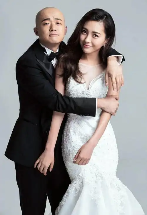 女星包文婧牵手男星包贝尔丈夫一次次将她感动哭