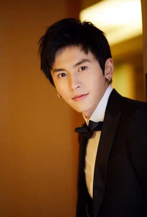 张哲瀚儒雅帅气活动写真图片56