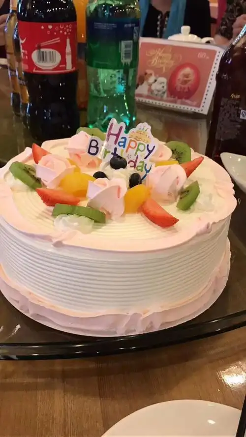 每桌都有一个生日蛋糕哦