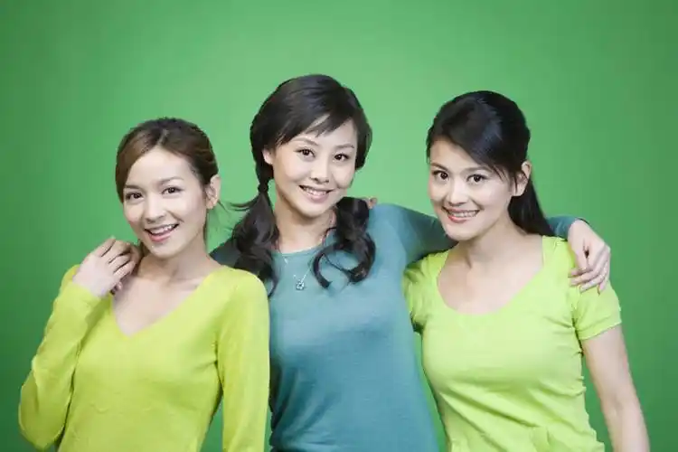 人,成年人,三个人,笑,微笑,露齿笑,横图,留白,正面,快乐,友谊,幸福