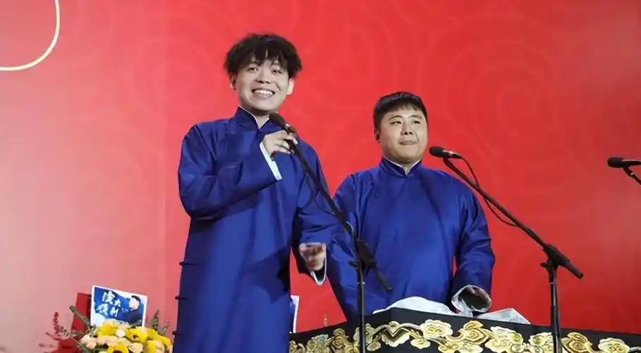 专场结束,粉丝应援很给力,孟鹤堂不愧是德云社顶流_观众_演出_周九良