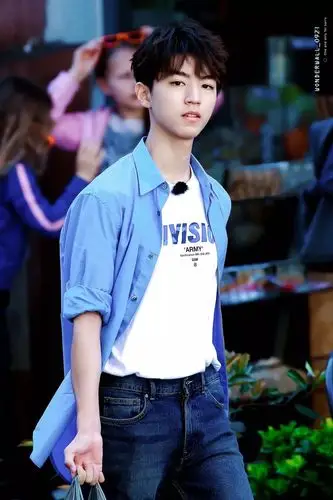 王俊凯挽袖子的方式很讲究不过这样的小细节很少有人注意