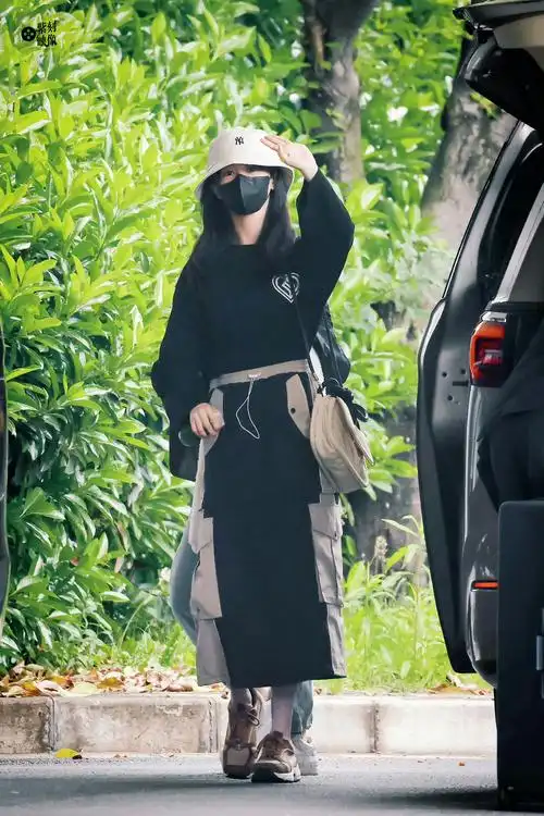 杨紫今日机场照,是穿工装裙的杨紫,好不一样的风格……|杨紫_新浪新闻