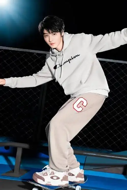 王俊凯牛仔套装机场路透