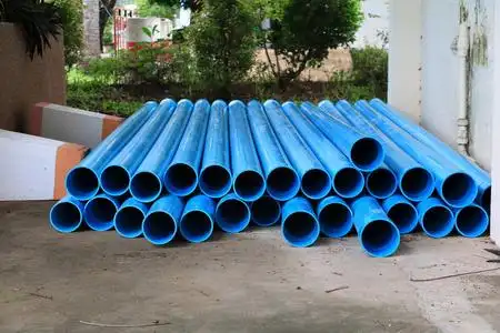 堆放在建筑工地的pvc塑料管.照片