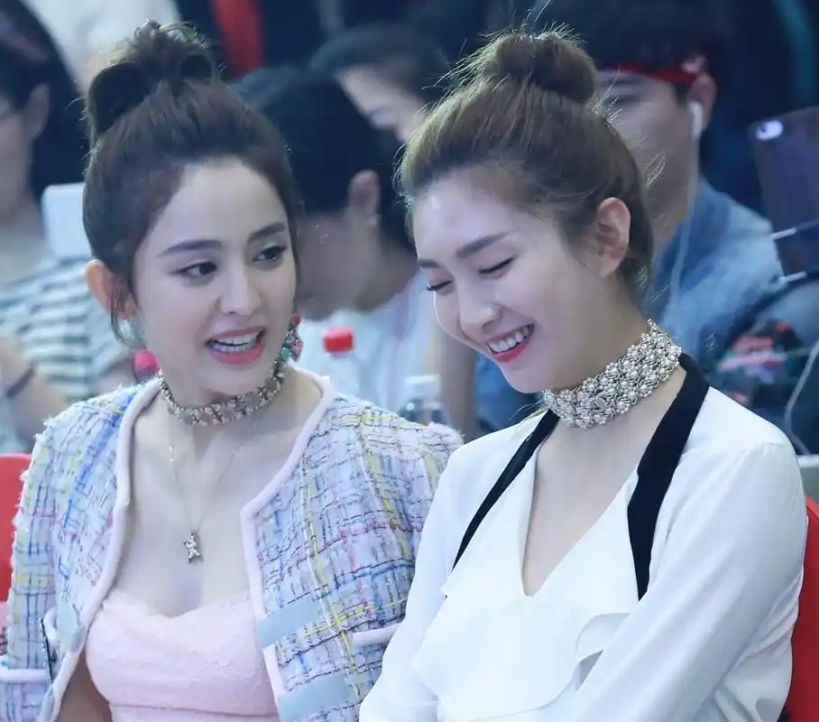 古力娜扎和江疏影在聊什么聊的这么开心,两个大美女同框真是太养眼了