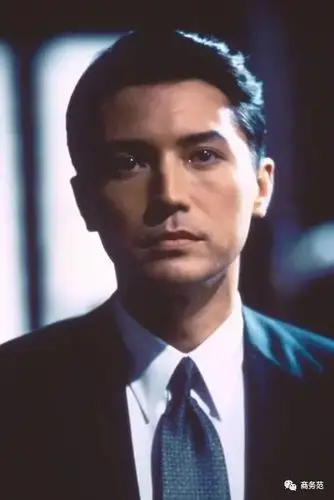 尊龙从来都和淡然,忧郁的气质如影随形,眼神里带着一股不经意的傲气