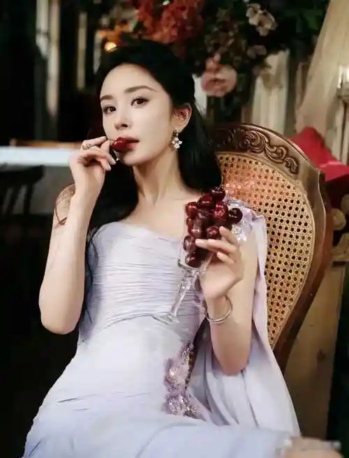 杨幂亮相活动,身着紫丁香长裙,美若花仙子,似紫霞仙子!