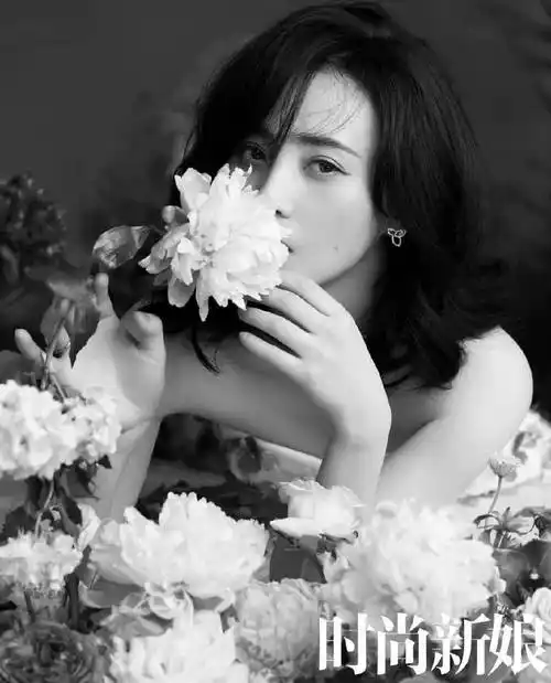 蒋勤勤花丛写真大秀香肩46岁她肤白貌美太性感迷人