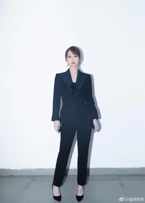 杨紫出席金鹰节颁奖晚会,身着dolce & gabb. 来自猫屎弟弟 - 微博