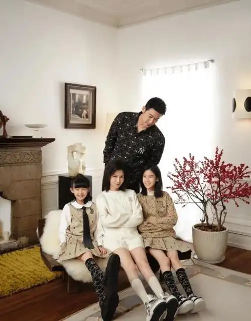 我是一名作家,这个故事里充满了家庭的温暖和幸福,看到陆毅一家四口