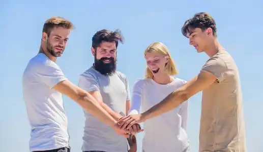 社区成员.快乐的男男女女.四人小组.伙伴关系概念.团队沟通.团结人民.