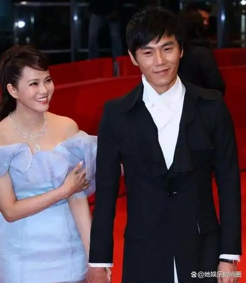 伊能静含泪发文疑情变,与秦昊异地分居零互动,男方曾夜会俩美女