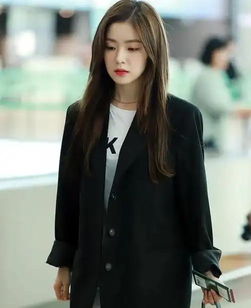 向来高冷脸的裴珠泫在穿上一身帅气的西装时也是一如既往的帅气呢