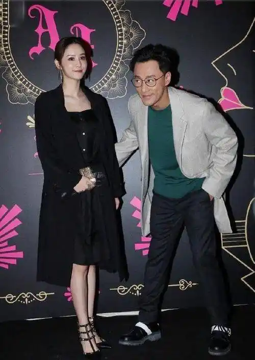 林峯老婆带孩子坐飞机,1岁女儿背影出镜长大不少,男子没有陪伴_张馨月