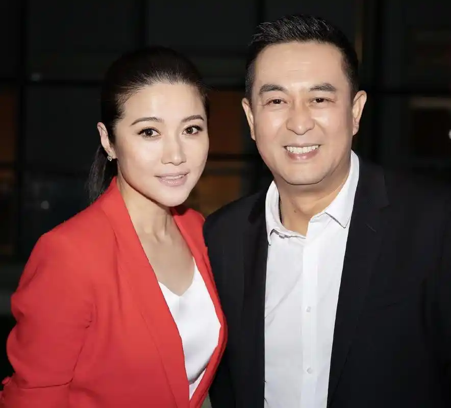 颜丙燕真厉害了,穿一件红色西装套装出席活动,女人味十足!