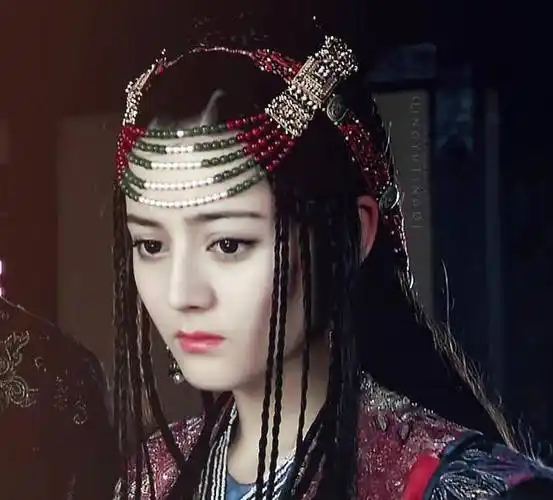 还有《风中奇缘》里,迪丽热巴客串一名舞姬"骊姬",造型也很讲究,头发