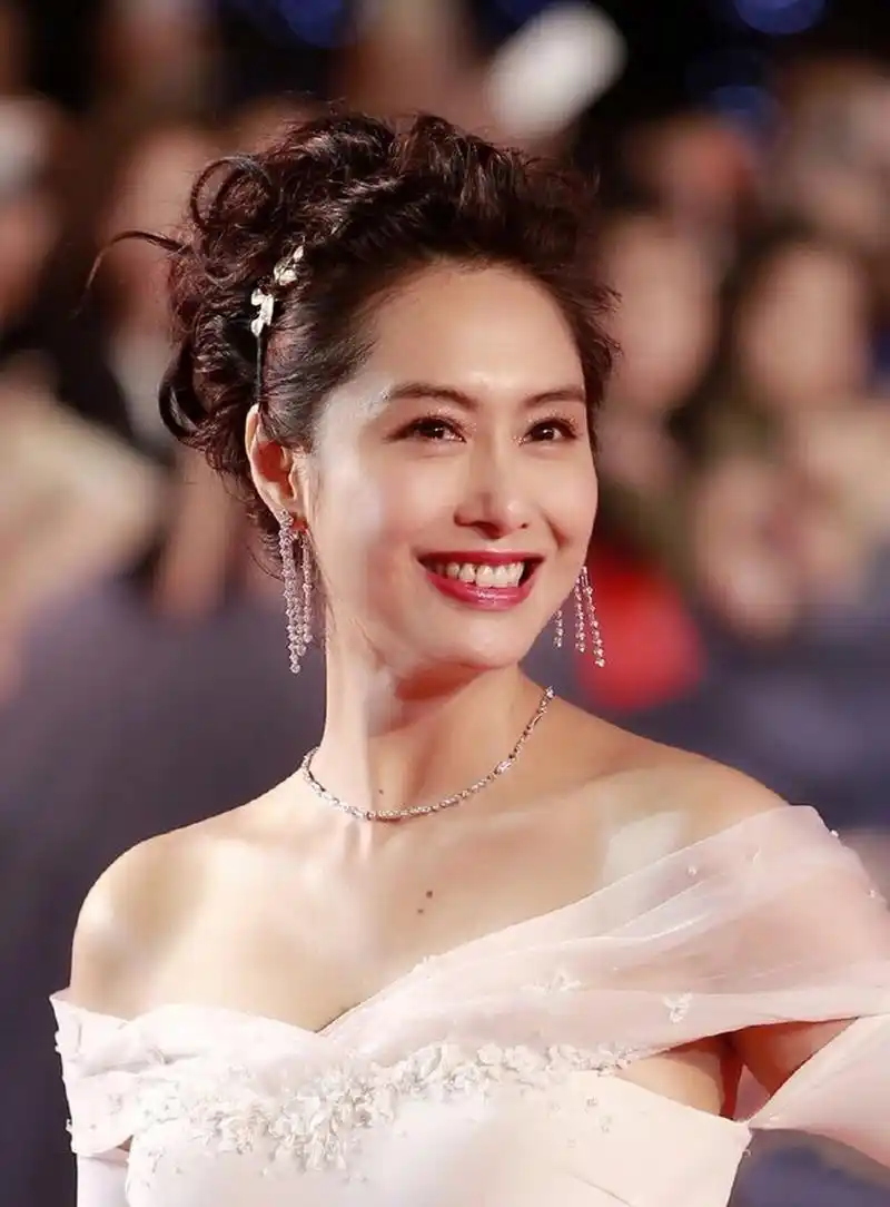 朱茵的颜值巅峰,一袭白色拖尾礼服美得不可方物,明眸皓齿眼中似有星辰