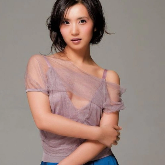 "万人迷"陈好近照,身材丰满别有风韵,迷人气质与生俱来