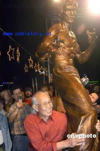 李小龙铜像去年11月27日正式落户香港尖沙咀星光大道.