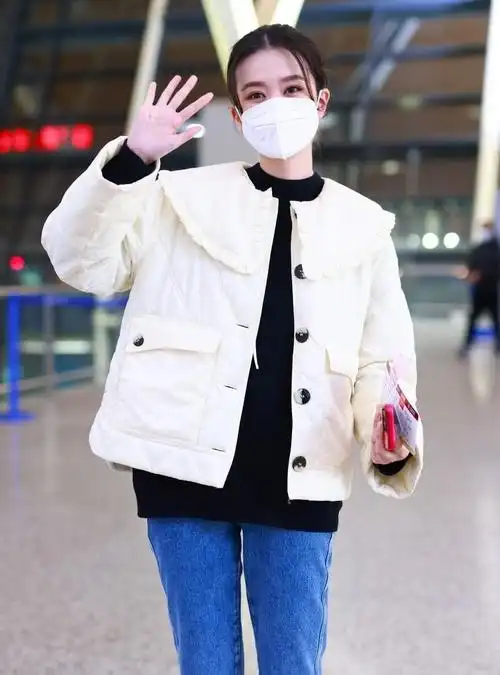 乔欣现身机场对镜比耶甜美可爱楚楚动人