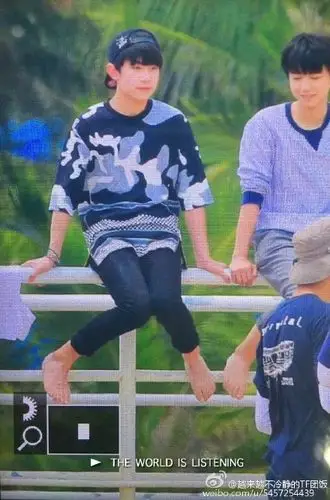 tfboys新闻160404四叶草家的熊孩纸上线海边爬栏杆上演半湿身诱惑