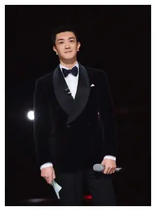 似乎有些修图过猛,海报中杜江的双眼皮和嘴巴简直不要太好笑,尤其是