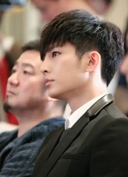 飞轮海解散以后,炎亚纶和成员闹翻,是因为什么呢?