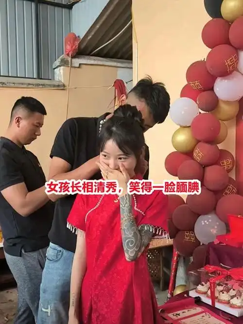 订婚现场女孩大方跟男闺蜜合影大花臂成功抢镜网友有点故事