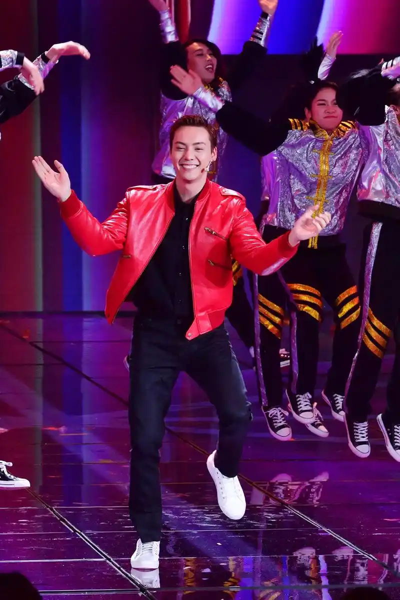 陈伟霆登央视春晚表演《过年迪斯科》,是酷炫的饱饱本人了!