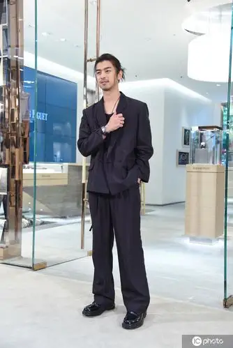 陈柏霖亮相顶级制表品牌概念店开幕活动