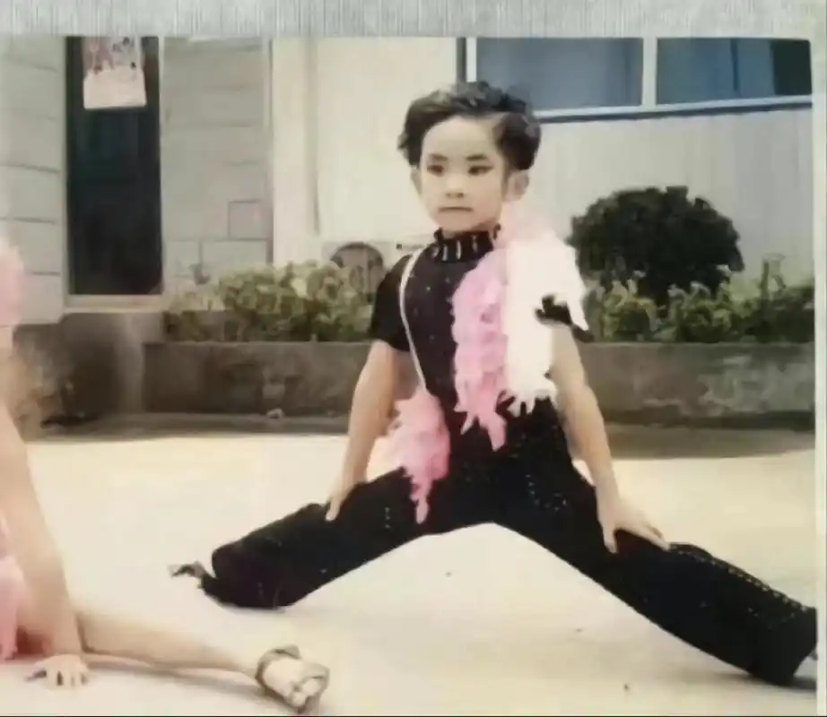 易烊千玺小时候跳舞旧照,好乖呀,又是没见过系列