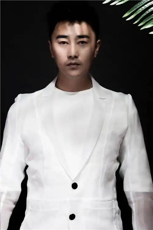 蒙古族歌手莫日根励志歌曲男人别哭首发展硬汉形象激励人生