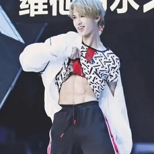 朱正廷八块腹肌超吸睛吸引迷妹疯狂舔屏这腹肌太性感了