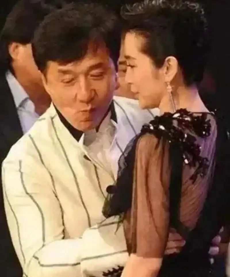 成龙自信微笑与李冰冰尴尬神情背后的故事解读