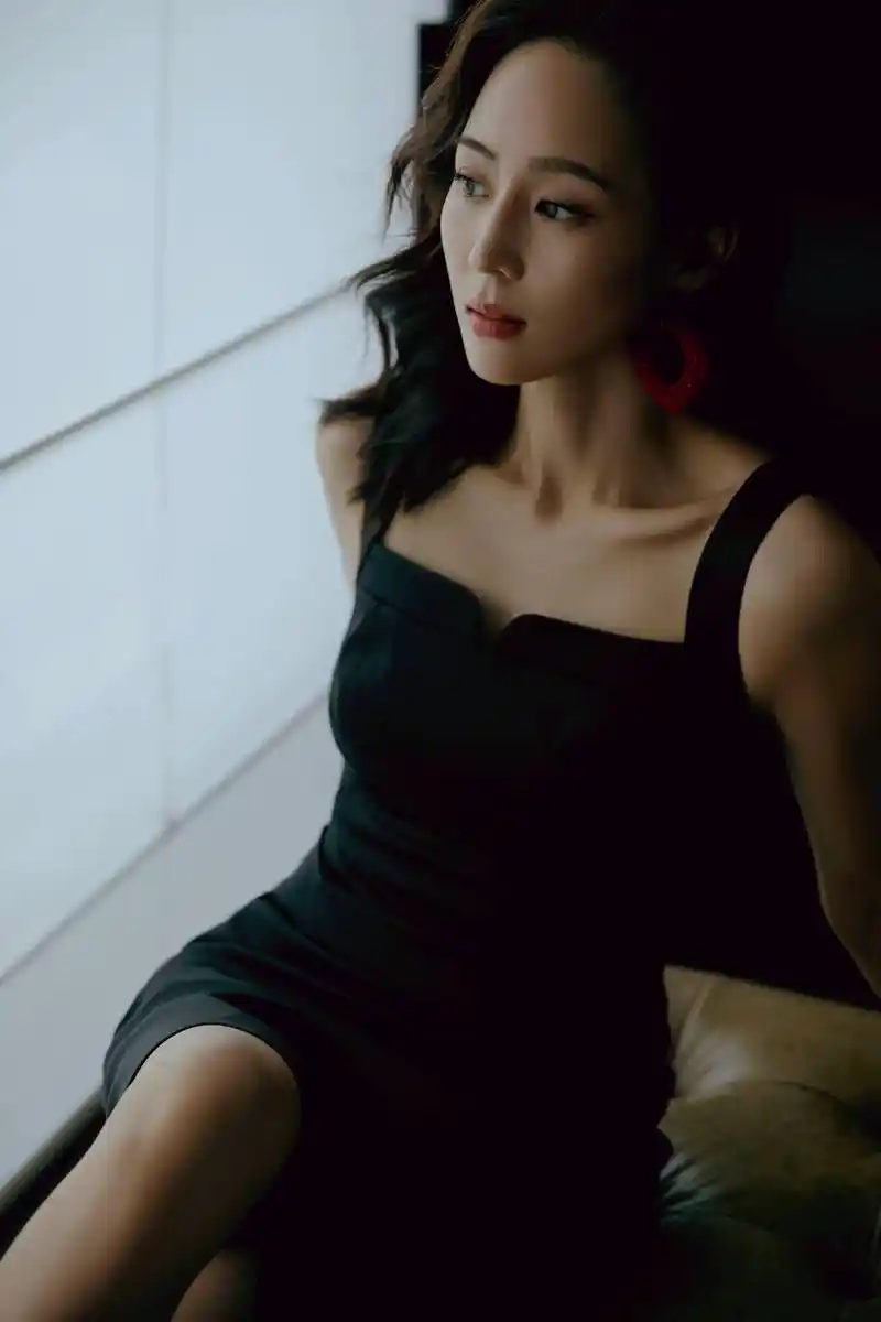 张钧甯最新活动照片,红色耳饰搭配同色系鞋子,让人眼前一亮