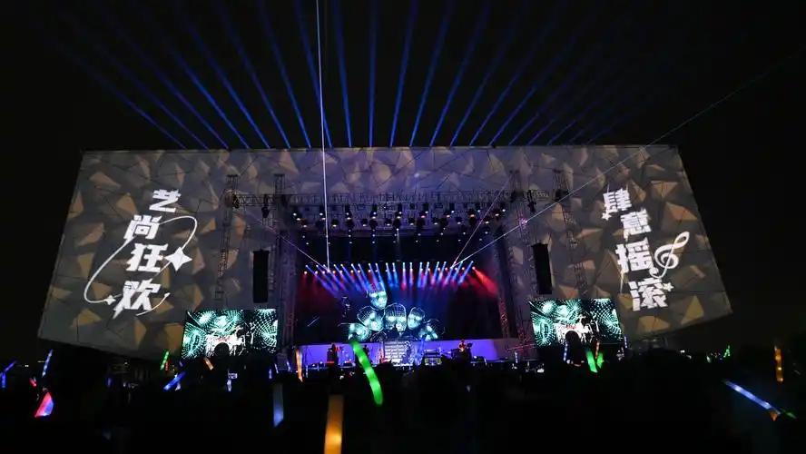本次启动艺尚音乐节,充分利用户外场地打造空中舞台,推