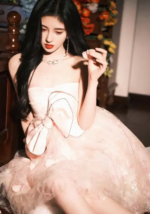 鞠婧祎年货节舞台造型大片 淡粉色公主裙的小鞠就是公主本人吧!