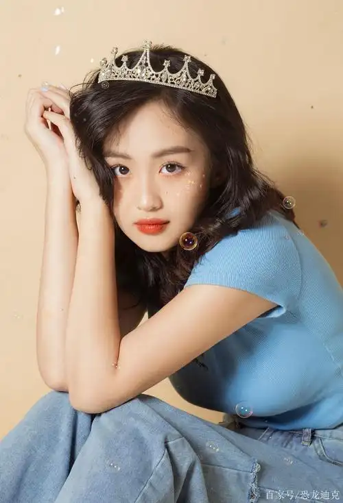 青春的越南女生,长相很美,笑容很甜,气质很迷人