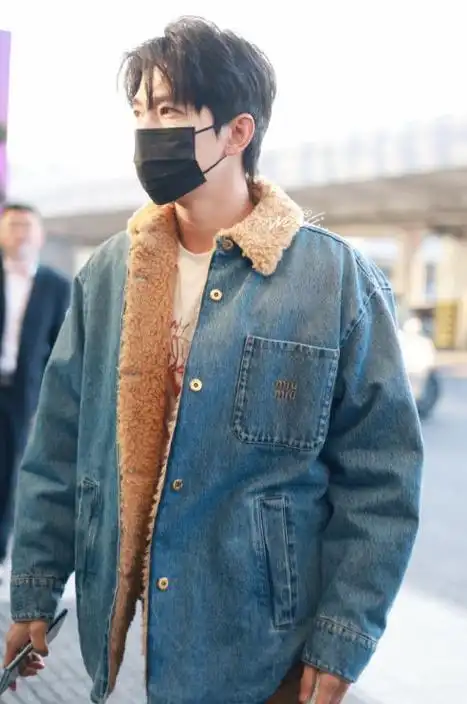 杨洋脚踩白色板鞋,还戴着黑色的口罩,确实是太酷了