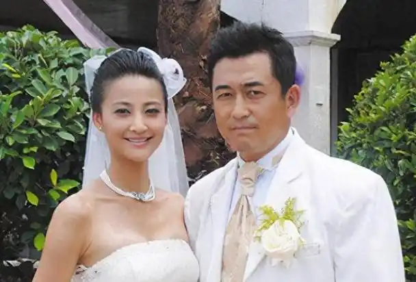 资深演员王志飞对他与前妻李健所生的儿子进行了严厉的指责,称其"毫无