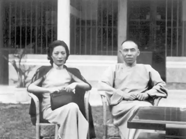 杜月笙旧照:60岁娶孟小冬,图6展示了一张罕见的全家福