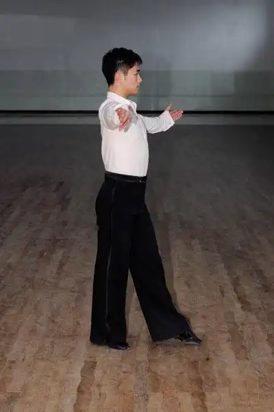 恰恰前进锁步技法剖析 五步让拉丁舞菜鸟变专家