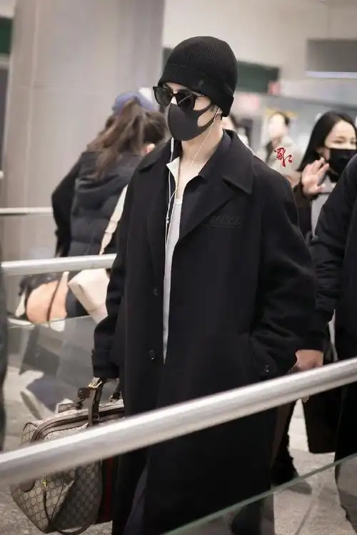 肖战daytoy炸街,别人是在走路他是在走红毯…大长腿一迈直接走进我滴