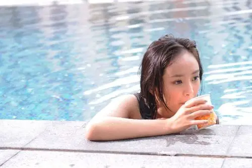 高清组图:杨幂《八星抱喜》性感泳装造型曝光_高清图集_新浪网