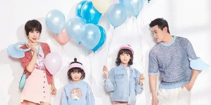 陆毅19年首晒全家福,两个女儿长大了!网友:好像双胞胎啊