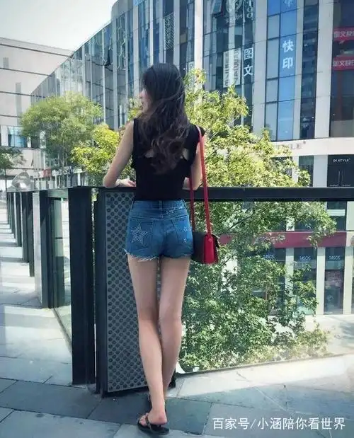 街拍:图三美女身穿黑色连衣裙,搭配黑色小挎包,身材让人羡慕!