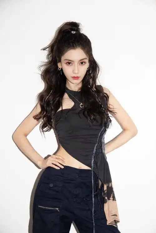 组图:angelababy黑色工装造型活力酷飒 高马尾长卷发飘逸感十足_高清