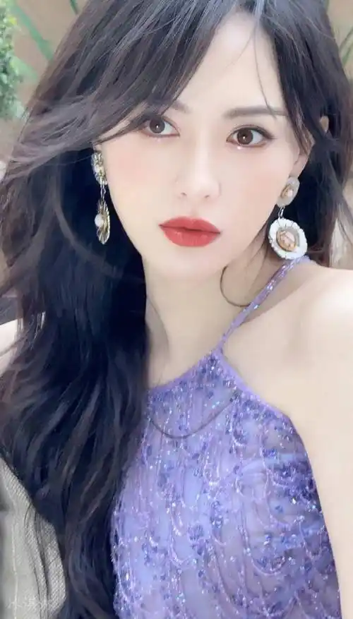 唐嫣身穿紫色吊带小礼裙 长发飘飘一眼惊艳_连体_工装_繁花