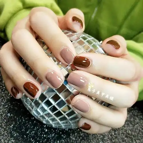 手黑的姑娘冬天最适合做这3种美甲色